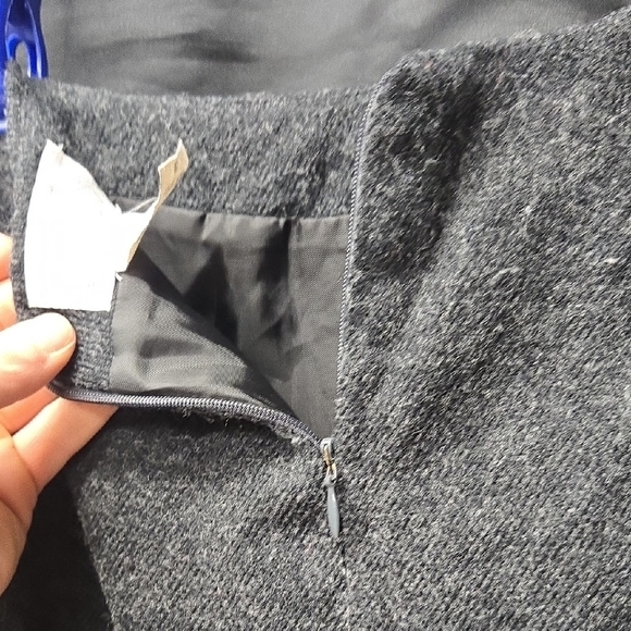 Elegant Women's Black Midi Skirt - Picture 6 of 10